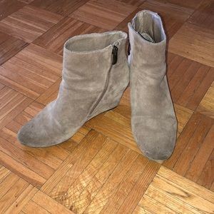 Cute booties!! Suede!